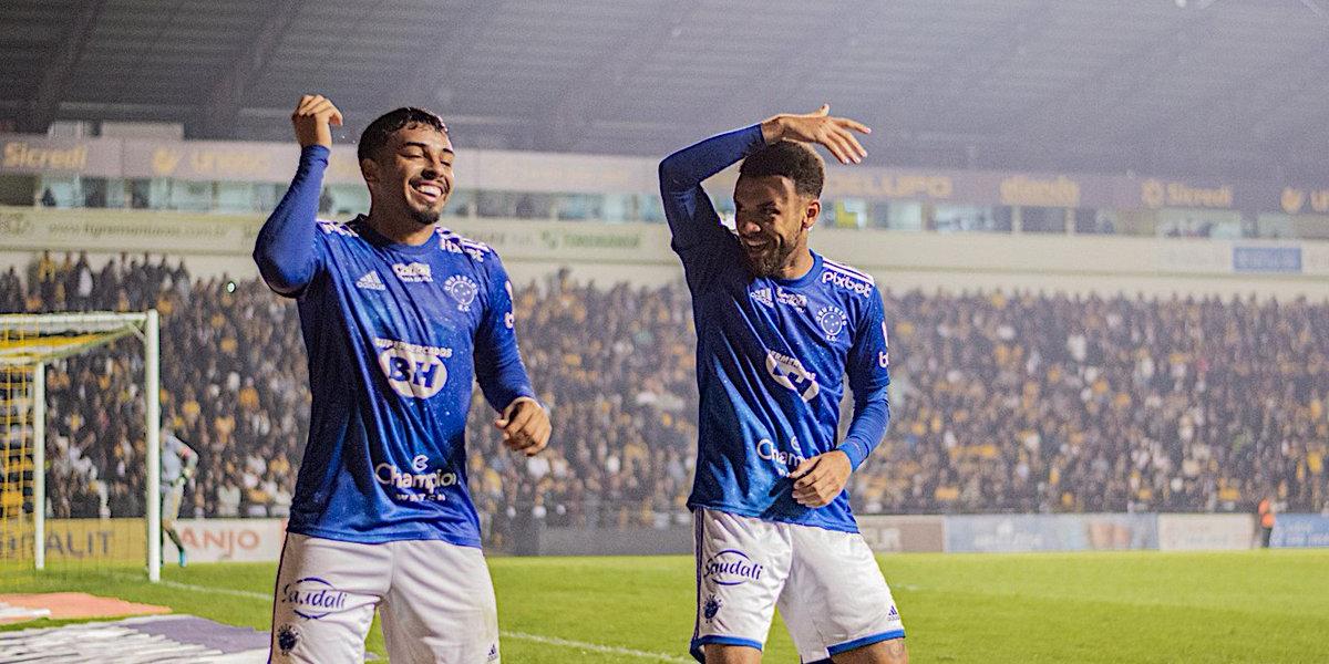 Lateral-esquerdo Matheus Bidu e atacante Jajá comemoram o gol que deu a vitória à Raposa contra o Criciúma (Staff Images/Cruzeiro/Divulgação)