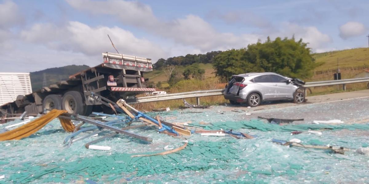 Um dos caminhões transportava vidros, e o material ficou espalhado na via (Bombeiros / Divulgação)