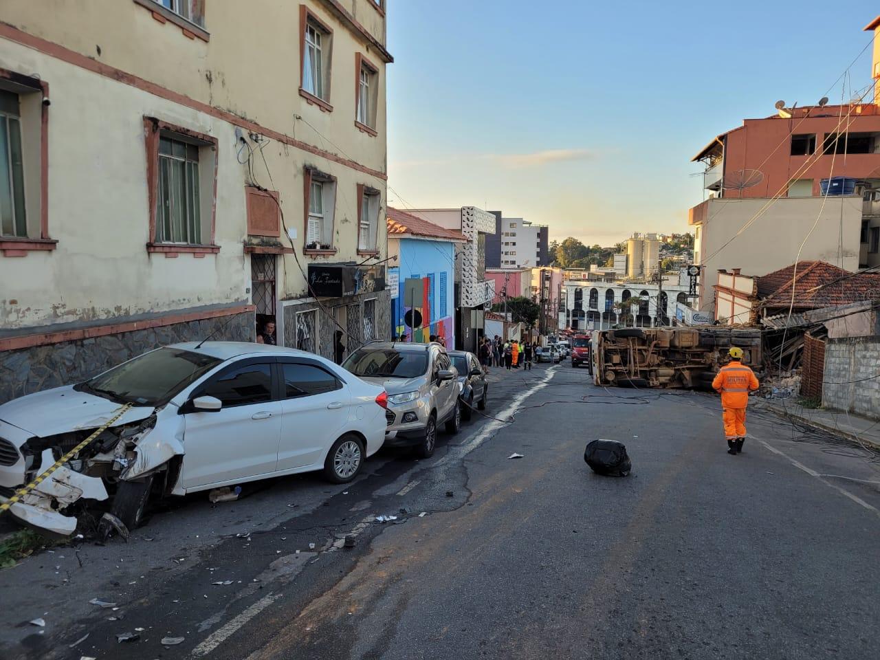 Caminhão Desgovernado Bate Em Veículos, Atinge Casa E Derruba Poste Em ...