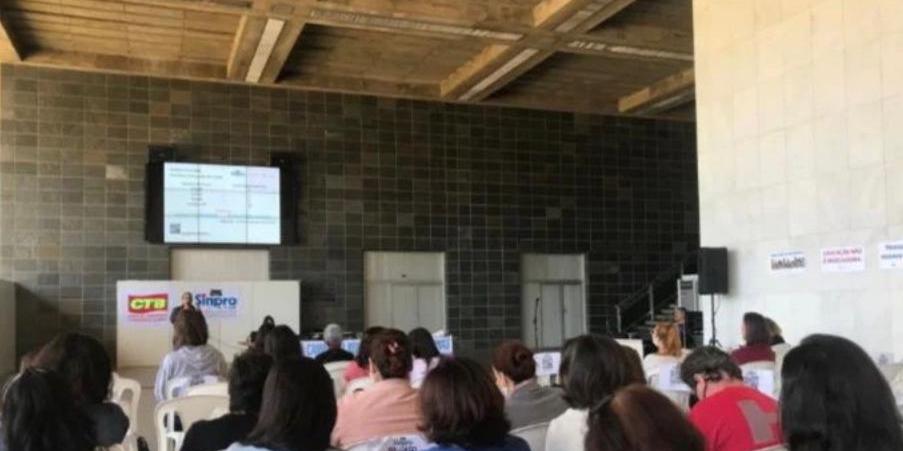 Professores da rede particular de ensino debatem greve  (Sinpro / Divulgação)