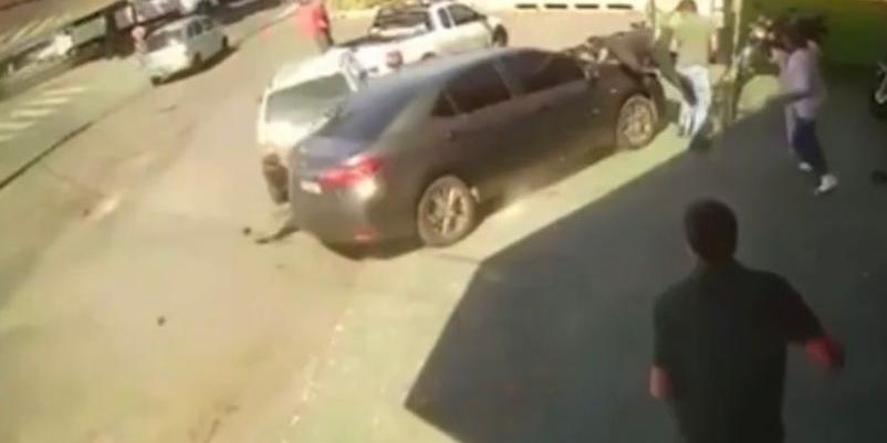 Carro invade calçada e atropela pessoas na porta de frigorífico no Barreiro (Reprodução / Redes Sociais)