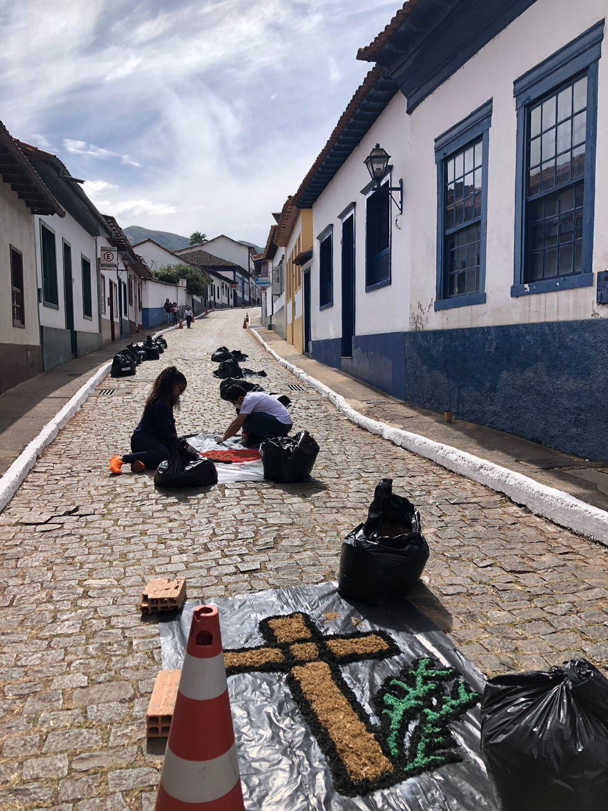 Tapetes coloridos cobrem ruas em todo o país neste feriado de Corpus  Christi - Jornal O Globo