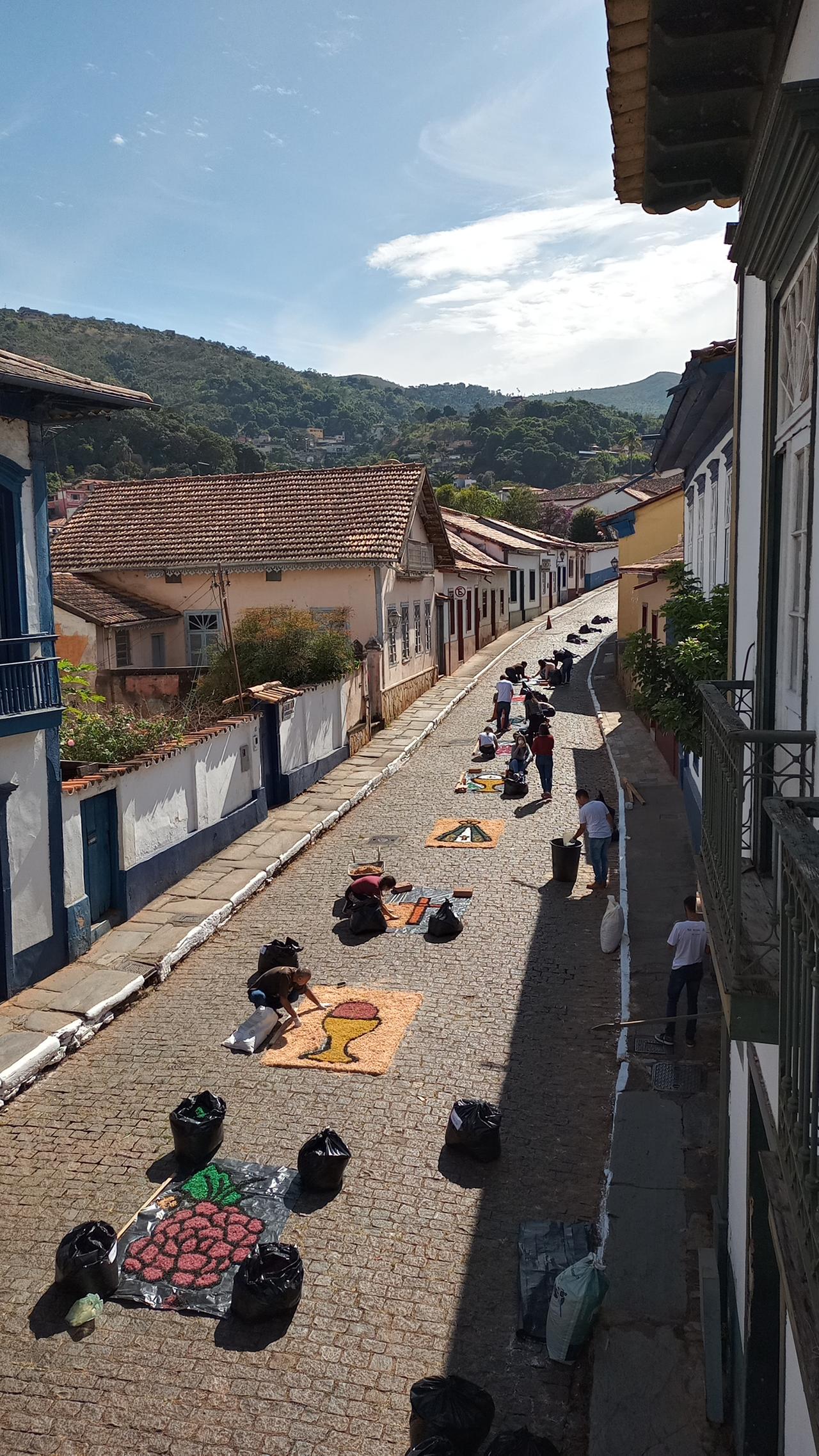 Tapetes coloridos cobrem ruas em todo o país neste feriado de Corpus  Christi - Jornal O Globo