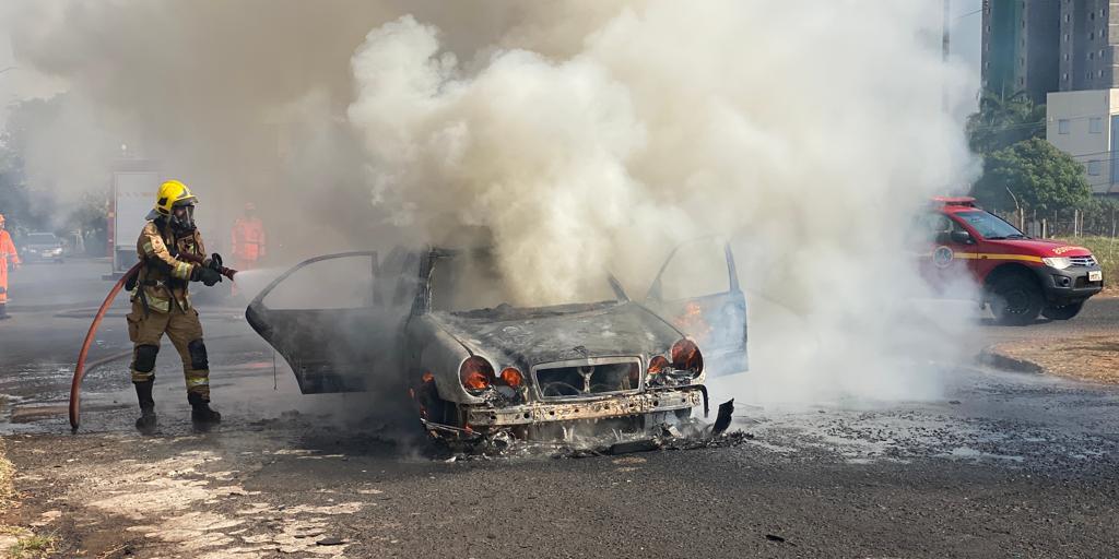 A Mercedes preta pegou fogo perto de um cruzamento em Uberlândia (Bombeiros MG / Divulgação)