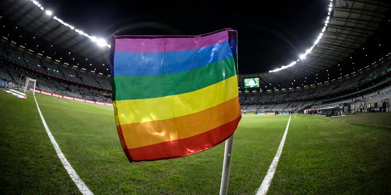 As bandeirinhas de escanteio no Mineirão estavam estilizadas nas cores do movimento LGBTQIAP+ no jogo entre Cruzeiro x Sport (Cruzeiro/Divulgação)