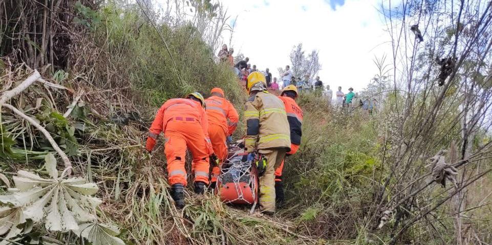 O motorista da van ficou preso às ferragens e foi resgatado com rapel (Sala de Imprensa do CBMMG / Divulgação)