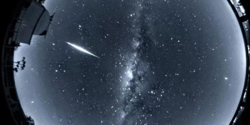 Observatório do Pico dos Dias, em Brazópolis, registrou um meteoro brilhante na noite dessa segunda (4) (Observatório do Pico dos Dias / Laboratório Nacional de Astrofísica / Divulgação)