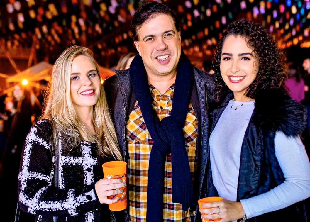 Raissa Castro, Léo Sorriso e Aline Hallais, foram curtir o friozinho na festa junina Chevals (Edy Fernandes/Divulgação)