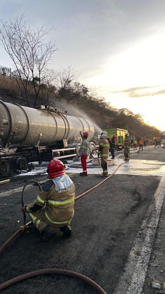 Além do resgate às vítimas e combate ao fogo, bombeiros militares também fizeram o resfriamento dos tanques de combustível para evitar risco de explosão (Corpo de Bombeiros / Divulgação)