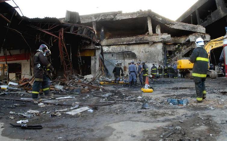 Bombeiros trabalham nas ruínas do prédio da TAM atingido pelo vôo 3054 à procura de vítimas (Valter Campanato/Agência Brasil)