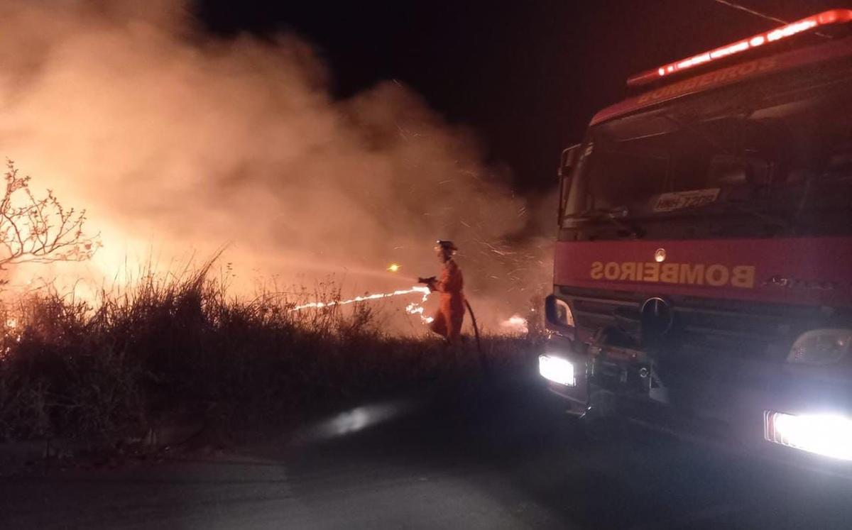 Corpo de Bombeiros combatem incêndio no bairro Novo Horizonte, próximo à BR 265 (Divulgação Corpo de Bombeiros)