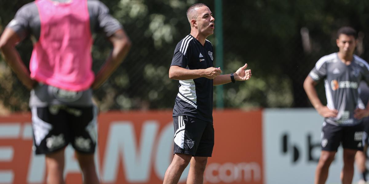 Lucas Gonçalves comandou o treino desta sexta na Cidade do Galo (Pedro Souza / Atlético)