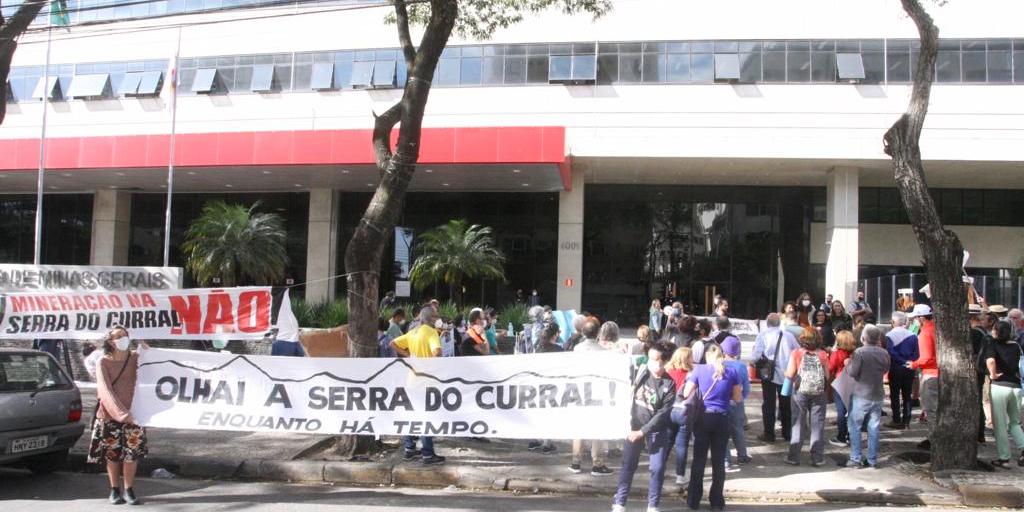 Protesto do movimento Tira o Pé da Minha Serra na sede do TJMG em Belo Horizonte  (Maurício Vieira / Hoje em Dia)