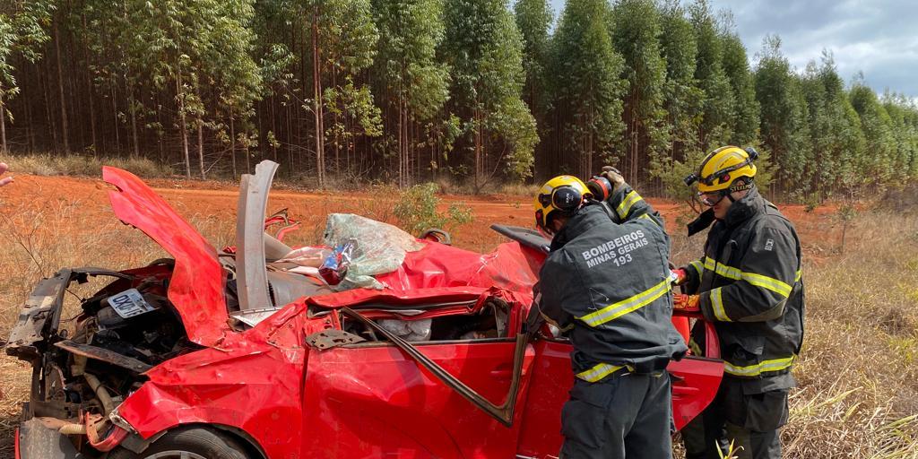 A hipótese é a de que a vítima tenha dormido ao volante ou tenha tido um mal súbito (Corpo de Bombeiros/Divulgação)