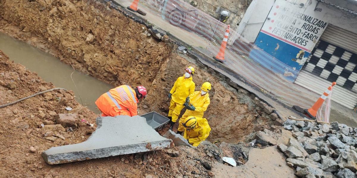 Os bombeiros usaram macacão sanitário para proteção devido ao risco de contaminação (Corpo de Bombeiros/Divulgação)