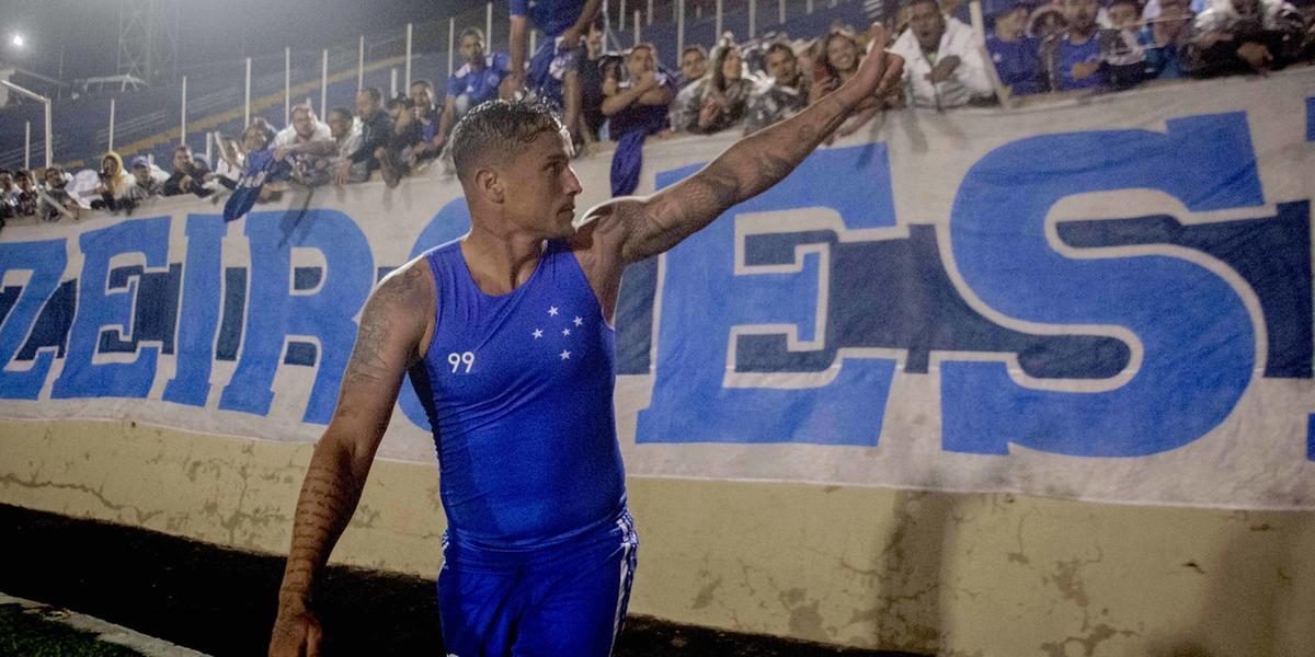 Edu comemora com a torcida, depois da vitória de virada por 2 x 1 contra o Londrina (Roberto Zacarias / Staff Images / Cruzeiro)