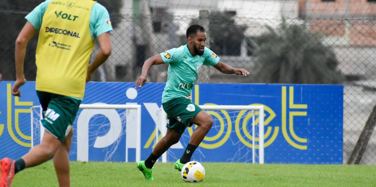 Everaldo volta ao time após cumprir suspensão (João Zebral / América)