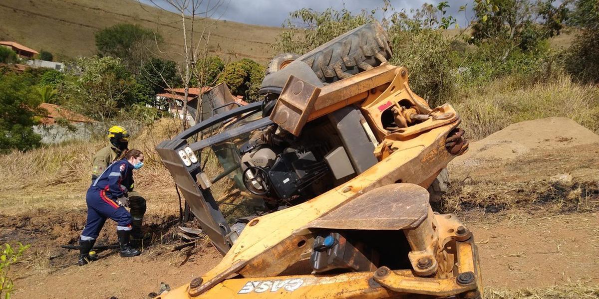 Homem teve cabeça esmagada após tombamento de retroescavadeira (Corpo de Bombeiros/Divulgação)