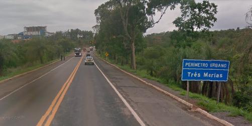 Acidente entre carro e carreta deixa dois mortos na BR-040, em Três Marias (Google Street View / Reprodução)