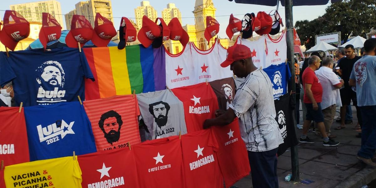 Renato Henrique Silva, de 59 anos, está gostando muito das vendas de camisetas e bonés para o comício (Jader Xavier)