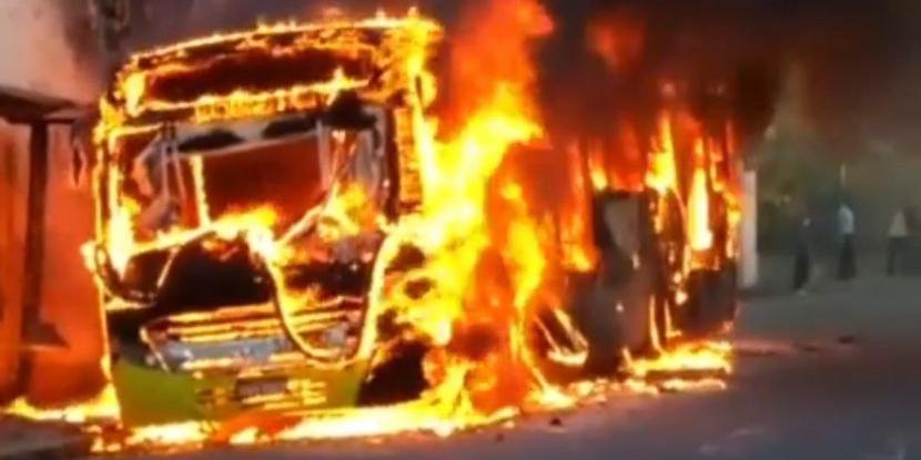 Ônibus pega fogo no bairro Nova Suíssa, em BH (Bombeiros / Divulgação)