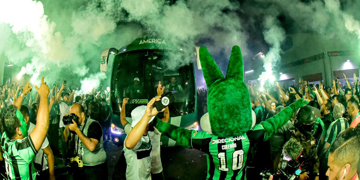 Torcida fez muita festa desde a chegada dos jogadores ao estádio (Mourão Panda/América)