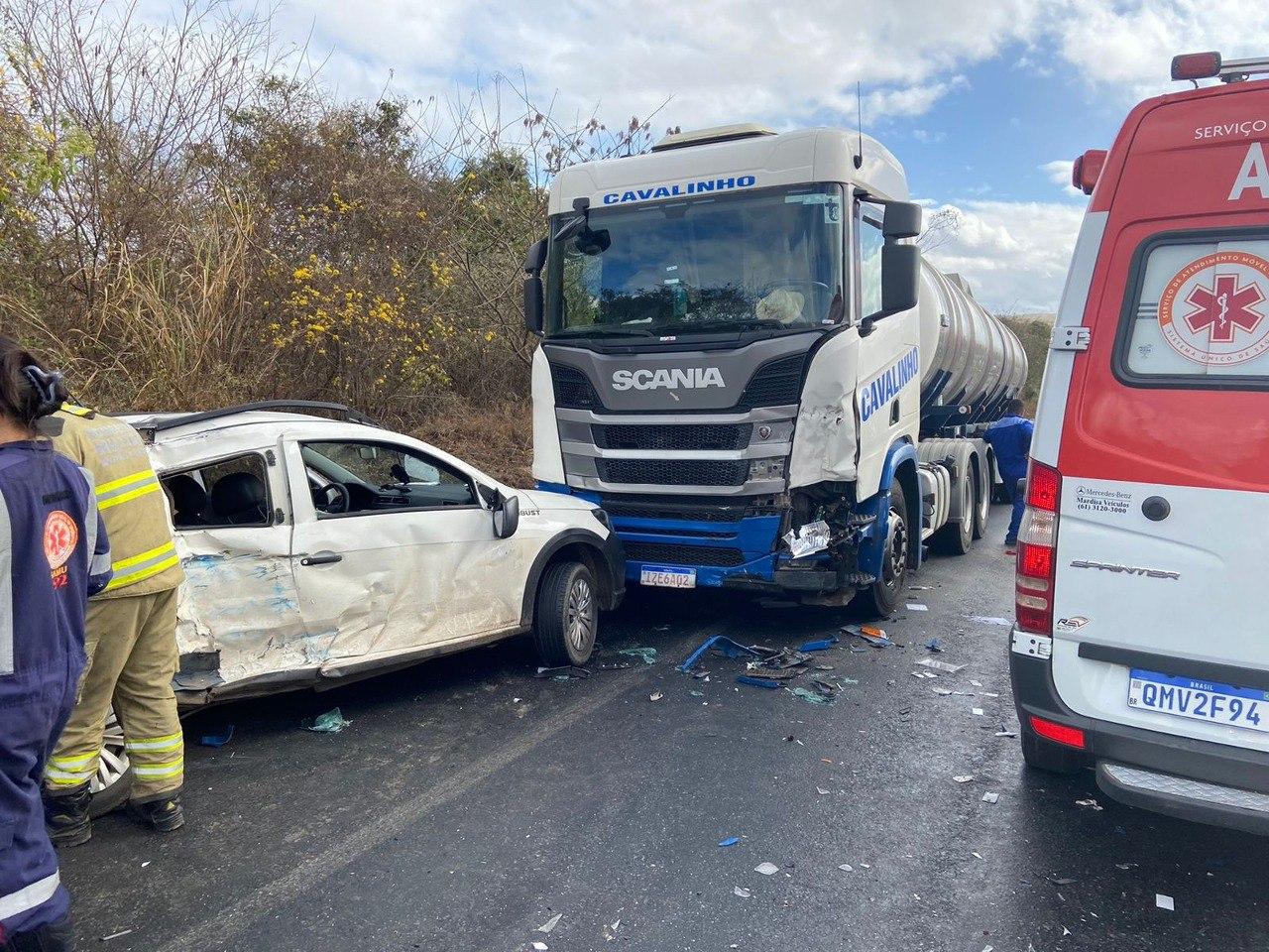 E a BR-251 está mais uma vez fechada ao tráfego de veículos, e  provavelmente até o fim da tarde deste domingo. Carreta com etanol tombou  no km 350, além de Francisco Sá