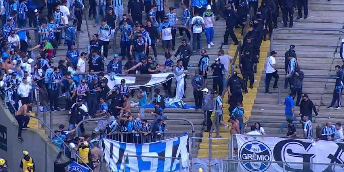 Briga entre torcedores do Grêmio (Reprodução/TV Globo)