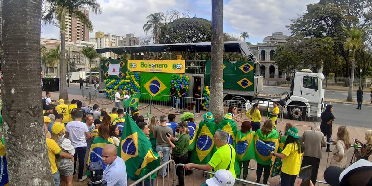 Apoiadores de Jair Bolsonaro aguardam na Praça da Liberdade o comício do candidato à reeleição (Maurício Vieira / Hoje em Dia)