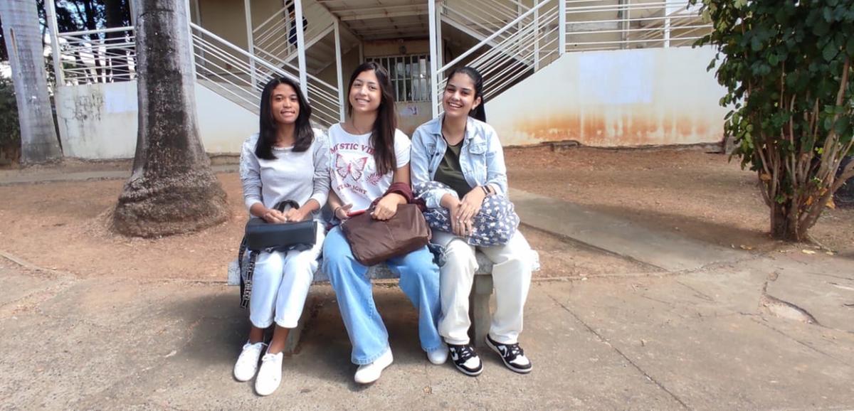 A estudante de Enfermagem, Karla Mota de Carvalho (centro), com colegas do curso (Larissa Durães / O Norte)