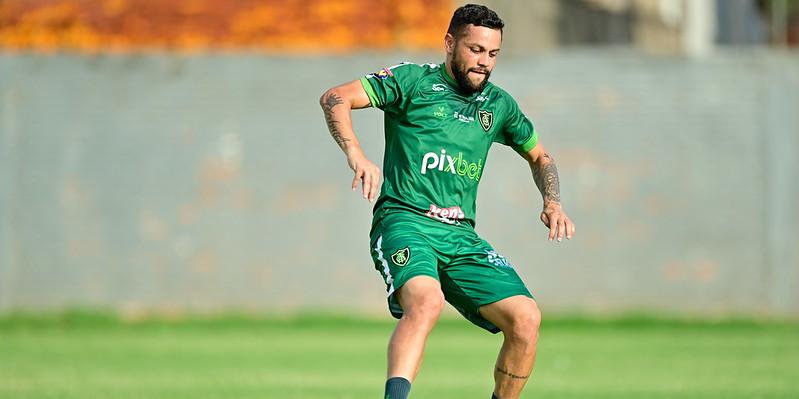 Felipe Azevedo reconhece momentos distintos entre Atlético e América, mas descarta favoritismo para o clássico. (Mourão Panda / América)