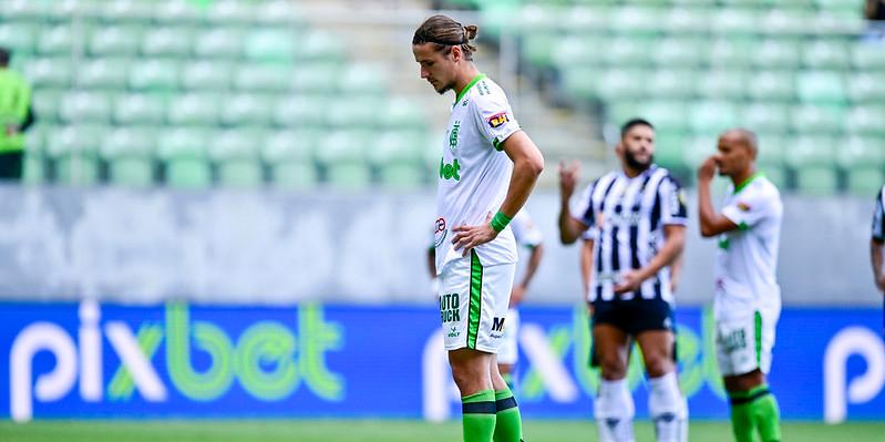 No primeiro turno, o América venceu o Atlético, por 2 a 1, com ajuda de Iago Maidana, que não desperdiçou pênalti (Mourão Panda/América)