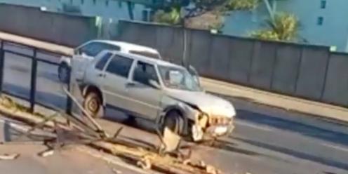 Carro bate contra grade de proteção do canteiro central da avenida Amazonas, em BH (Redes sociais/Reprodução)