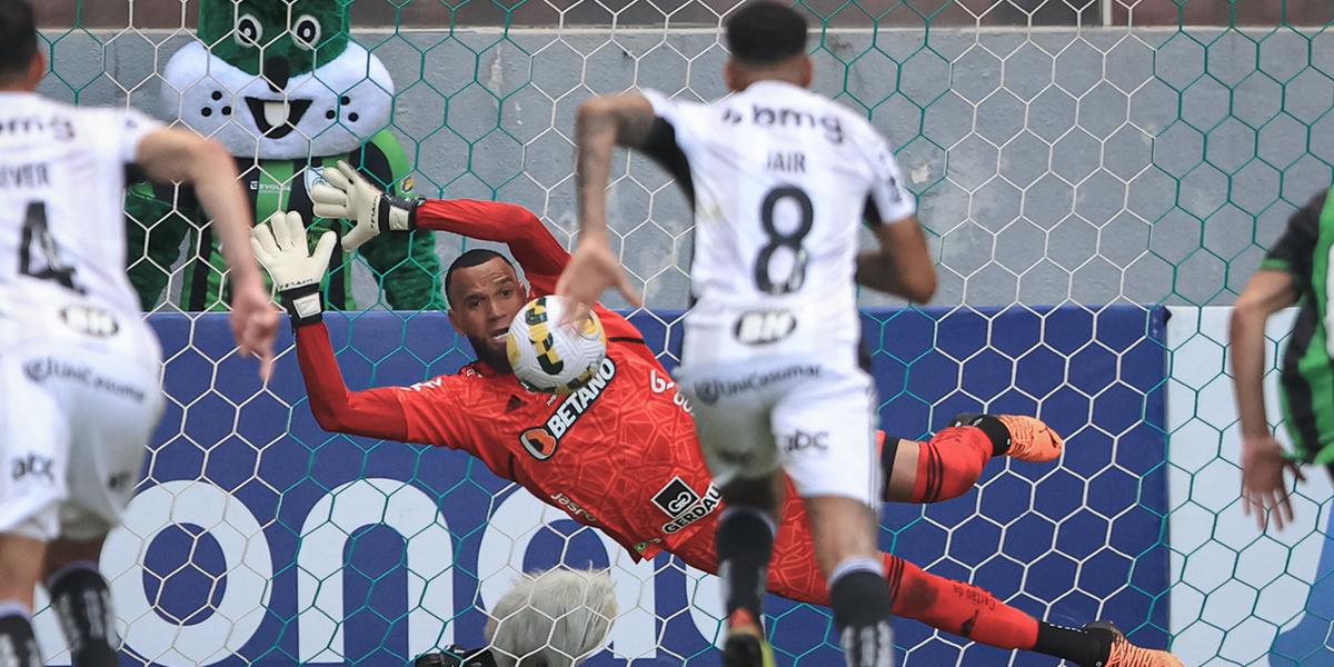 Everson defendeu o pênalti cobrado por Henrique Almeida e garantiu o 1 x 1 (Pedro Souza/Atlético)