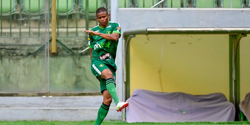 No clássico contra o Atlético, nesse domingo (28), Juninho foi advertido com o terceiro cartão amarelo e cumprirá suspensão automática diante do Coritiba. (Foto: Mourão Panda / América)