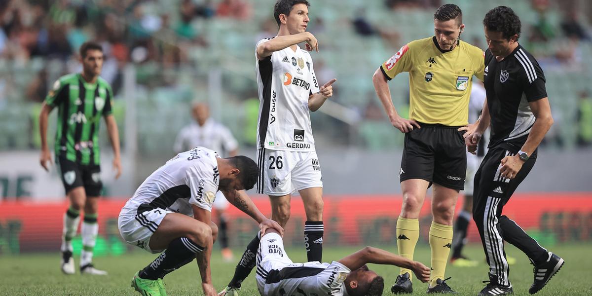 Momento em que Pedrinho sentiu a contusão na coxa, durante o clássico contra o América (Pedro Souza/Atlético)