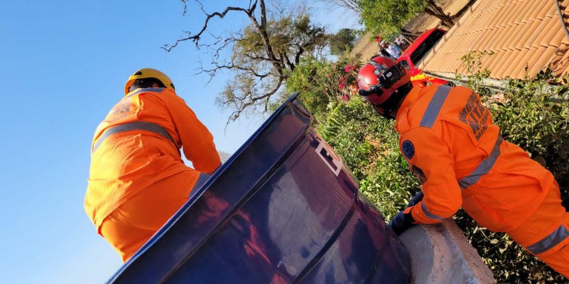 O homem estava lavando uma caixa d’água de mil litros localizada a 3 metros de altura quando teve um mal súbito e ficou desacordado (Corpo de Bombeiros/Divulgação)