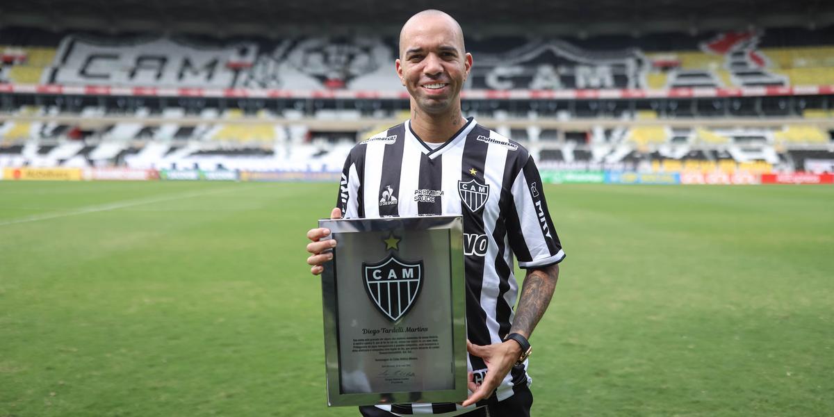 Tardelli foi homenageado quando deixou o Atlético em 2021 (Pedro Souza/Atlético)