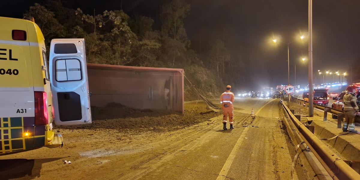 A pista da BR-040 ficou fechada para atendimento da vítima do acidente, mas já foi liberada (Polícia Rodoviária/Divulgação)