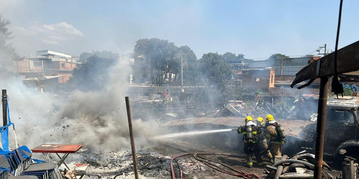 Incêndio na Avenida Amazonas, no bairro Jardinópolis (Corpo de Bombeiros/Divulgação)