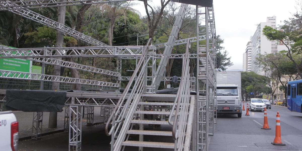 Montagem do palco para o desfile começou ainda na manhã desta terça-feira (6)  (Fernando Michel/Hoje em Dia)