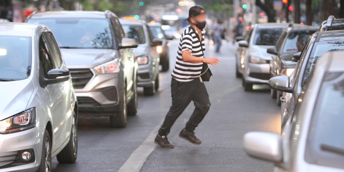 Flagrantes de pessoas que ignoram a faixa de pedestre para disputar espaço com os carros foram feitos no hipercentro de BH (Maurício Vieira)