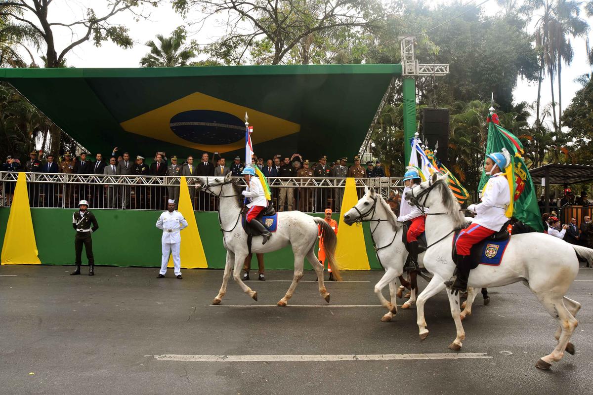 O desfile da Polícia Militar termina com a apresentação da tropa do Regimento de Cavalaria Alferes Tiradentes, a mais antiga da instituição. (Renato Cobucci / Imprensa MG/ Divulgação)