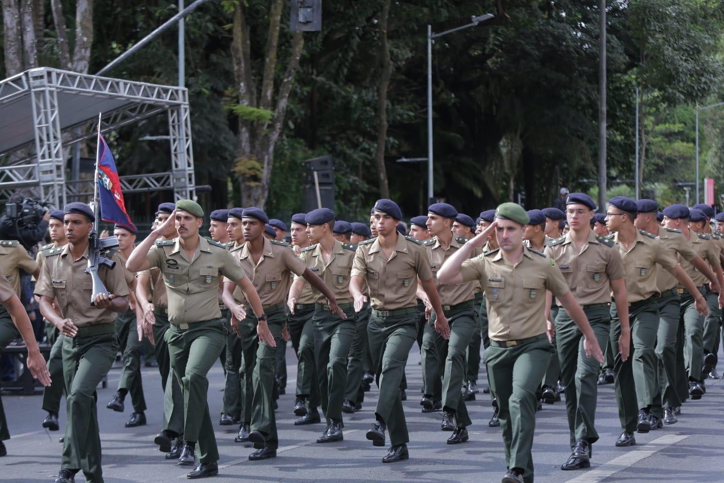 Desfile De 7 De Setembro Reúne Milhares De Pessoas No Centro De BH ...