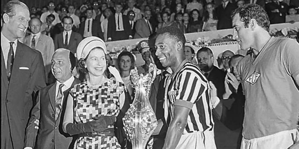 Rainha Elizabeth conheceu o 'rei do futebol' Pelé durante visita ao Brasil em 1968 (Arquivo Nacional / Divulgação)