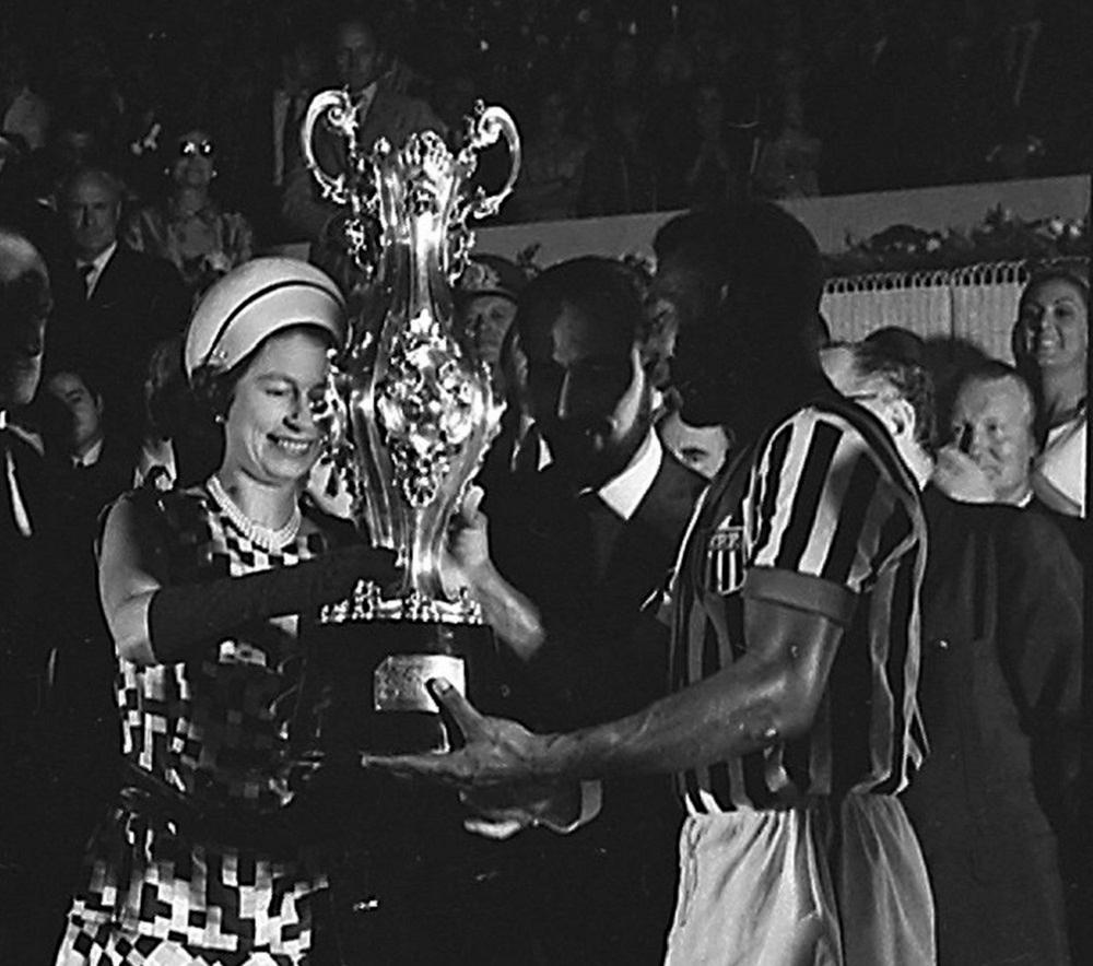 Elizabeth entrega para Pelé a taça do torneio disputado entre cariocas e paulistas (Arquivo Nacional / Divulgação)