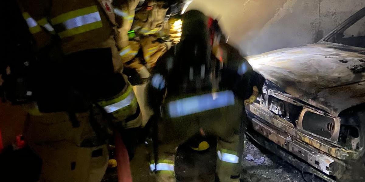 Carro foi consumido pelas chamas (Corpo de Bombeiros/Divulgação)