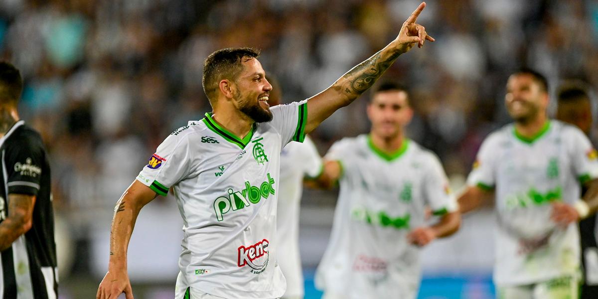 Felipe Azevedo, que marcou gol contra o Botafogo, na Copa do Brasil, pode ganhar uma nova chance no time (Mourão Panda/América)