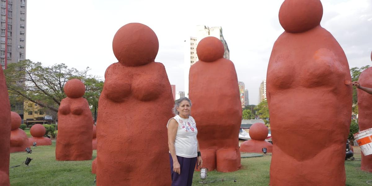 A baiana Selma Calheira é a autora das figuras de barro instaladas na praça Raul Soares (Fernando Michel)