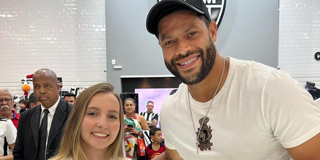 Hulk entrega camisa assinada para torcedora atleticana (Reprodução/Instagram)